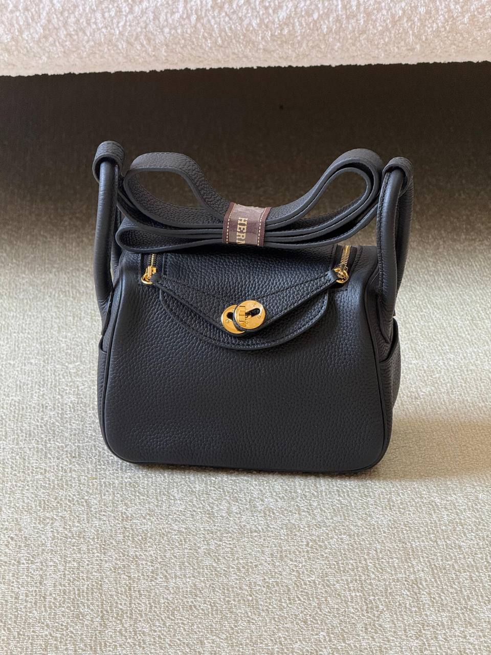 Hermes 

mini lindy 18cm💕

master quality😍

with box❤️
340 dhs✅

Zain52
♥️♥️♥️