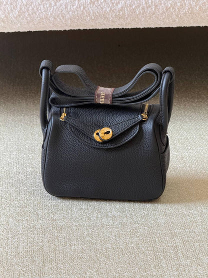 Hermes 

mini lindy 18cm💕

master quality😍

with box❤️
340 dhs✅

Zain52
♥️♥️♥️