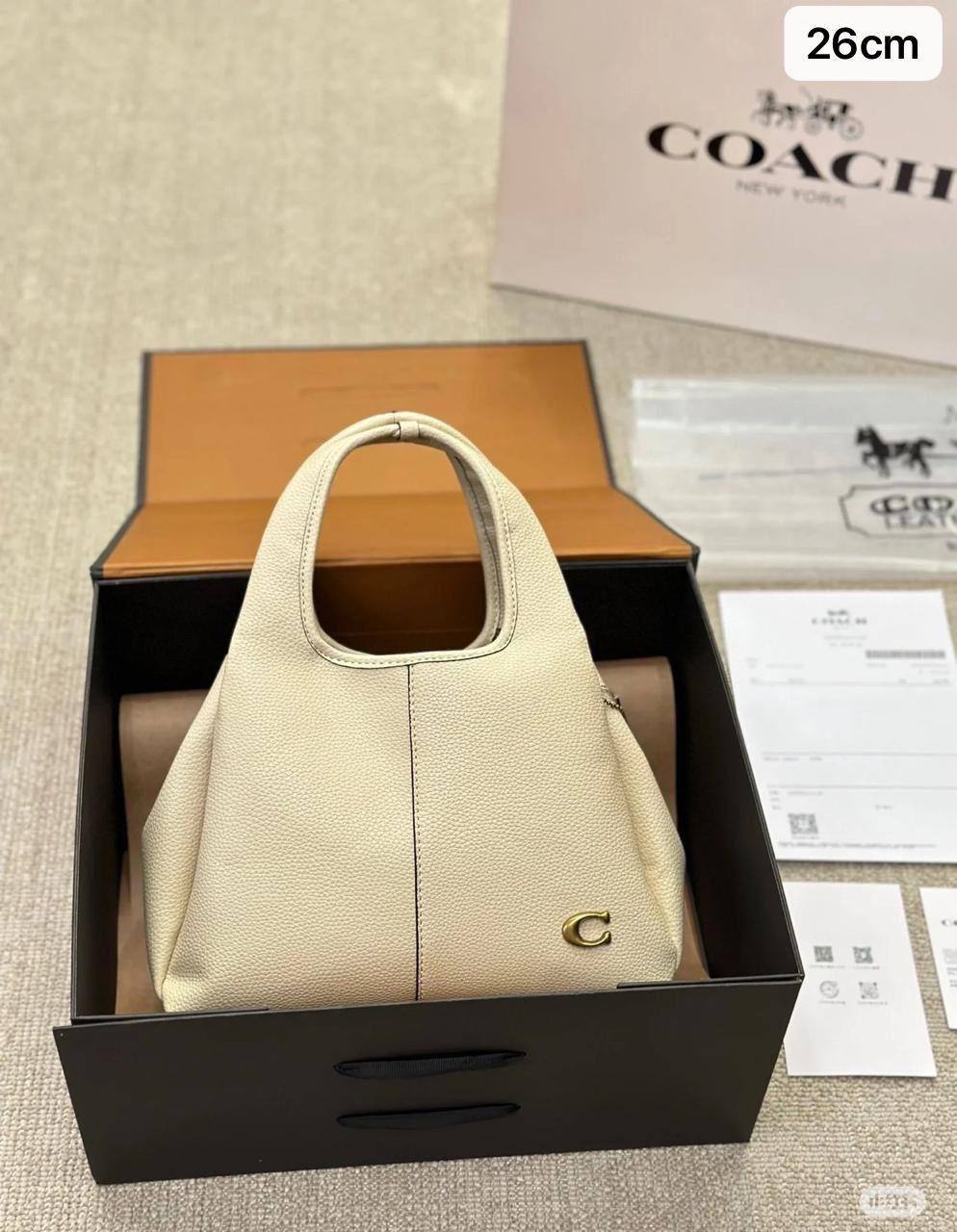 Coach Lana

1⃣️ First quality +🎁

Size: 26 ~ 23 *16 cm

85 dhs🇦🇪🇦🇪

 with box🎁

Zain115
♥️♥️♥️