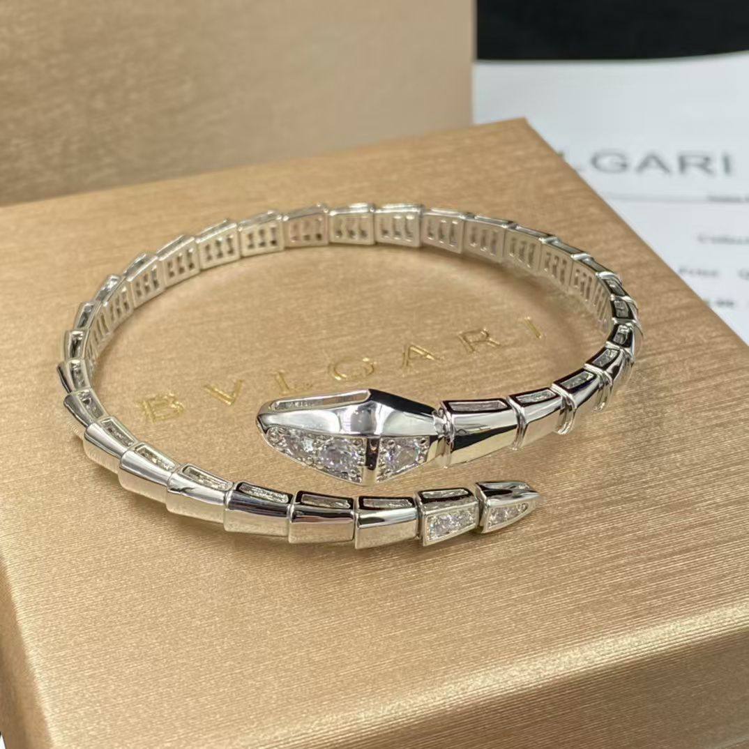 BVLGARI ❤️‍🔥*
Bangle 🦋
Master quality 💯
With normal boxes 📦 
65 dhs❣️
With master box 🗃️ 
115 dhs❣️

Zain216
♥️♥️♥️