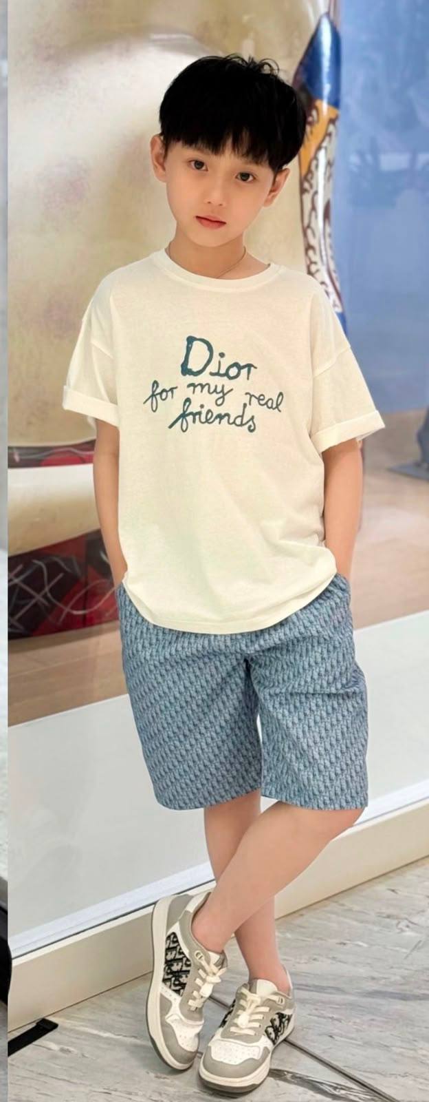 Fendi
Loewe
Dior
Gucci
D&G 


3-6m，6-12m，12-18m，2-3y，3-4y，4-5y，5-6y，7-8y，9-10y，11-12y。

110 aed

Zain151
♥️♥️♥️