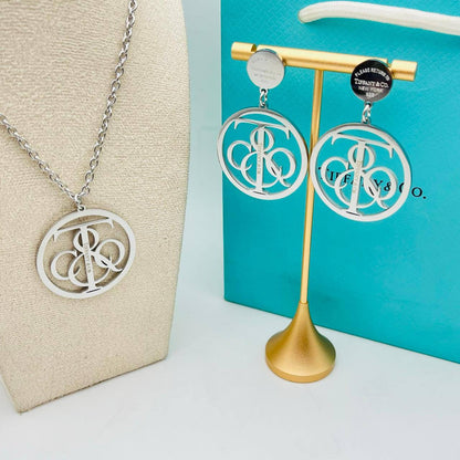 New arrival Tiffany stainless steel with 18k gold plated set of 2 
Non tarnish 
50 dhs✅/ set without box 

60 dhs✅/ set with Tiffany box 🎁and paperbag

Zain243
♥️♥️♥️