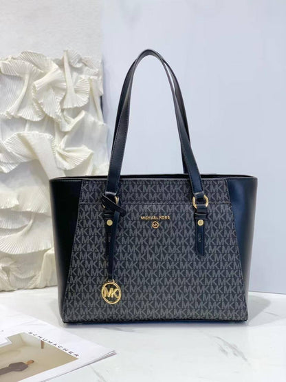 💝 MK Tote
1⃣️ First quality 
Size : 40 *  12 cm
90 dhs🪙🌨️

Zain115
♥️♥️♥️