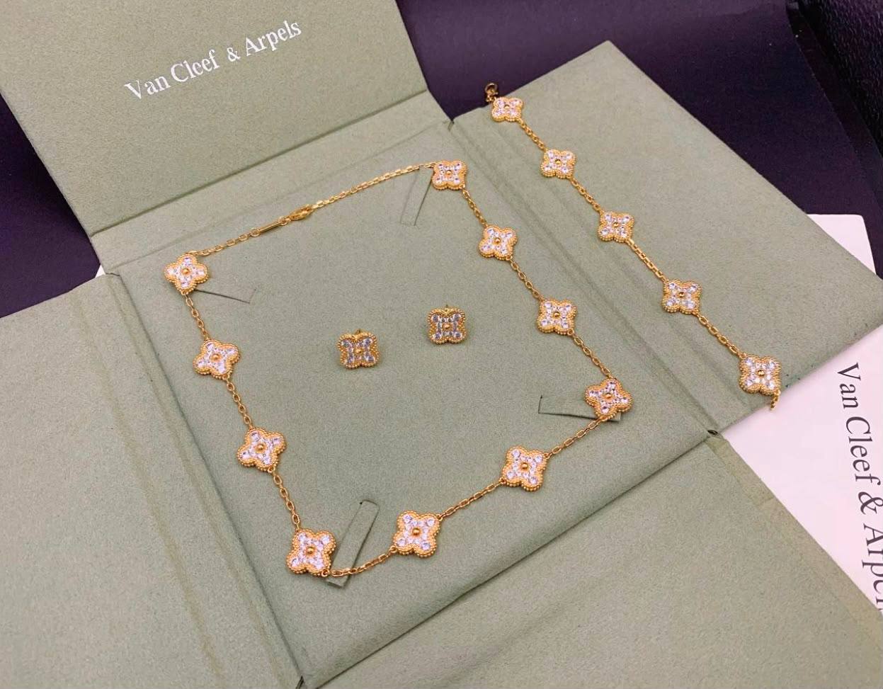 VCA SET
STONES
MASTER✨💫
10 FLOWER NECKLACE
5 FLOWER BRACELET
1 FLOWER EARRINGS
WITH NORMAL BIG BOX AND PAPER BAG🛍️🎁
 230 DHS🇦🇪🇦🇪✨💫
ALL COLORS AVAILABLE

Zain89
♥️♥️♥️