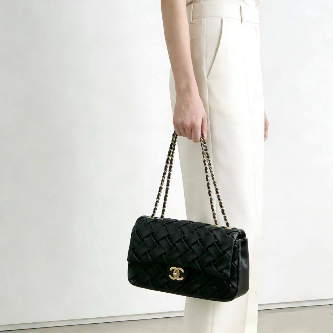 CHANEL 
COPY ONE 
WITH BOX 
140 dhs✅

Zain295
♥️♥️♥️