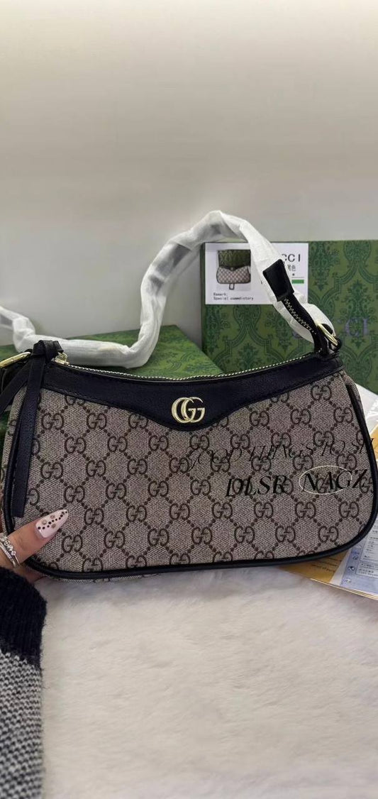 Gucci arrived, 
good quality, with box, 
🎁🎁🎁

size 24 *13 cm 
90 dhs🪙🖤

Zain12
♥️♥️♥️
