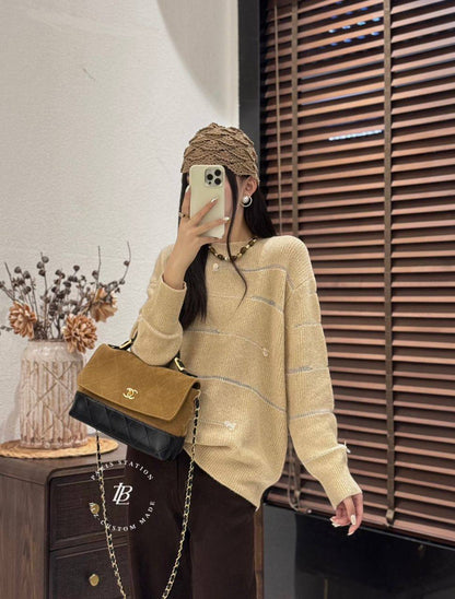 Chanel
110 dhs🪙🌨️

SIZE：28×18×10cm
Good quality

 with box
🎁🎁🎁

Zain35
♥️♥️♥️