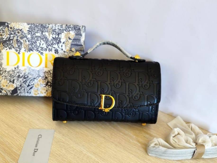 Bags

90 dhs🇦🇪

with box
🎁🎁🎁

size 23cm

Zain26
♥️♥️♥️