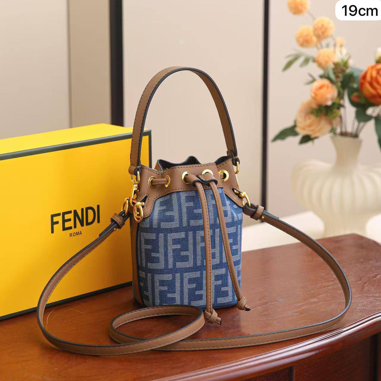 🌹 Fendi Mon Tresor
1⃣️ First quality +🎁
size : 19 * 14 * 10 cm
90 dhs🇦🇪🇦🇪
with box 🎁

Zain115
♥️♥️♥️