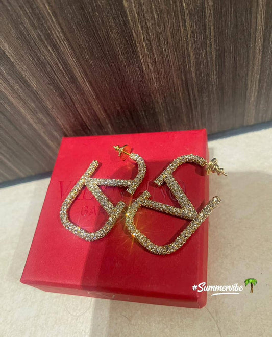 Valentino ❤️‍🔥*
Earring 🦋
Master quality 💯
With normal boxes 📦 
65 dhs❣️
With master box 🗃️ 
75 dhs❣️

Zain216
♥️♥️♥️