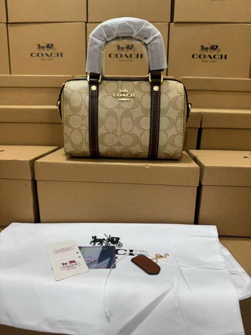 Coach
100 dhs🇦🇪🇦🇪
with box
size 20cm

Zain26
♥️♥️♥️