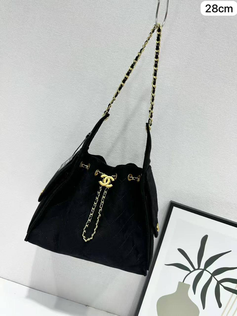 ❤️ Chanel 25C hobo
1️⃣ First quality
Size : 28 * 13 * 35 cm
110 dhs❣️

Zain115
♥️♥️♥️