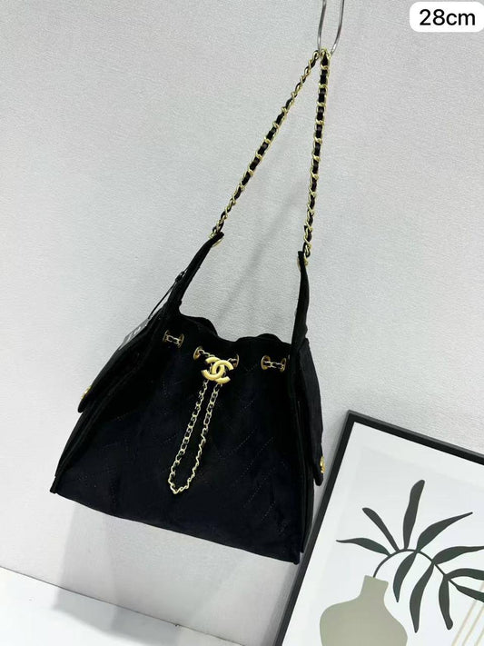 ❤️ Chanel 25C hobo
1️⃣ First quality
Size : 28 * 13 * 35 cm
110 dhs❣️

Zain115
♥️♥️♥️