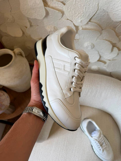 HERMES 🪼
*bouncing sneaker*
*TOP QUALITY*
*size: 40 to 46*
450 dhs✅

Zain185
♥️♥️♥️