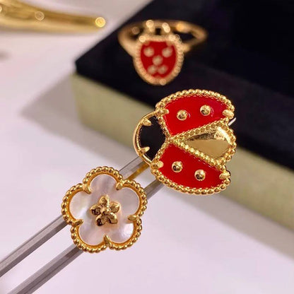 VCA ❤️‍🔥*
Bangle 😍
Ring 💍 free size 🔥
Master quality 💯
With normal boxes 🗃️ 
120 dhs🇦🇪🇦🇪

With master box 🗃️ 
Same in picture 👆
160 dhs🇦🇪🇦🇪

Zain216
♥️♥️♥️