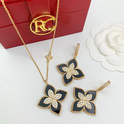ROBERTO COIN 
Necklace 😍
Earring 🔥
Master quality ✨
With normal boxes 📦 
125 dhs🇦🇪🇦🇪

With master box 🗃️ 
225 dhs🇦🇪🇦🇪

Zain216
♥️♥️♥️