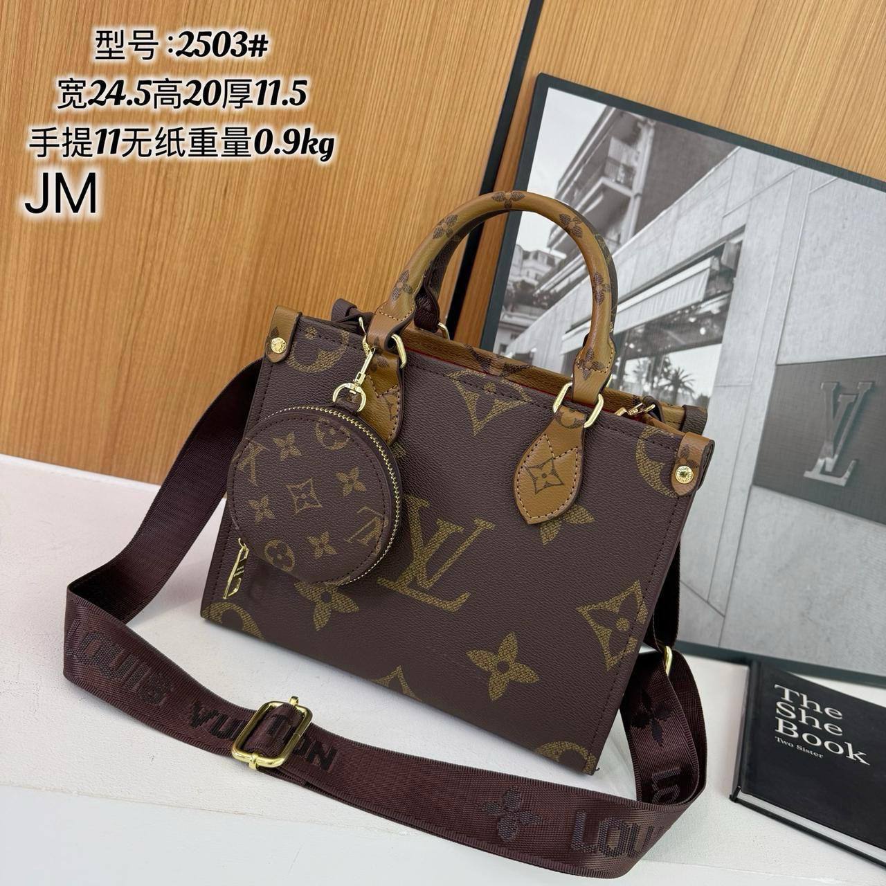 LV
25*20*11cm

80 dhs🪙🖤

Zain17
♥️♥️♥️