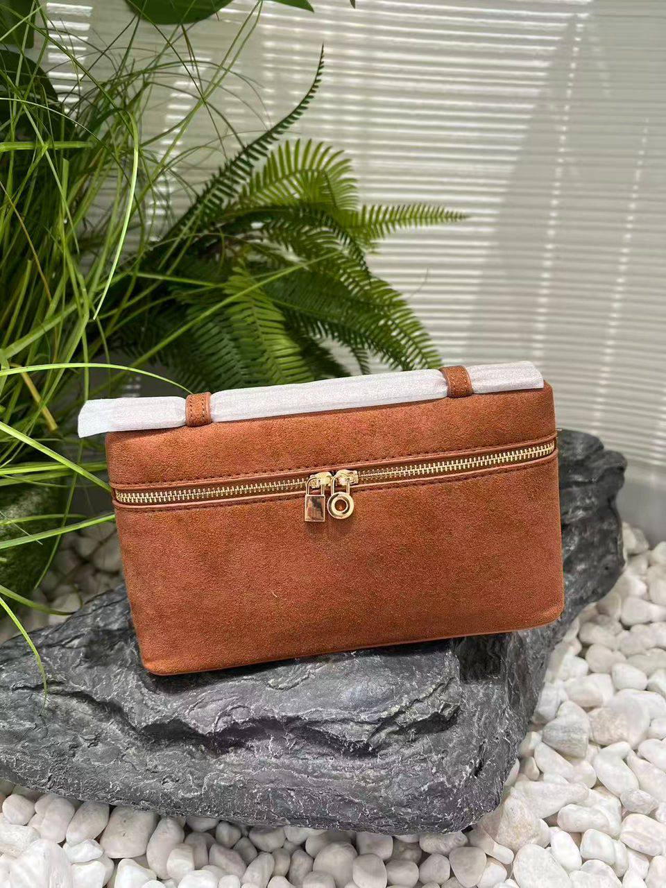 Loro Piana
85 dhs🪙🌨️
size：19cm
Good quality 

with box
🎁🎁🎁

Zain35
♥️♥️♥️