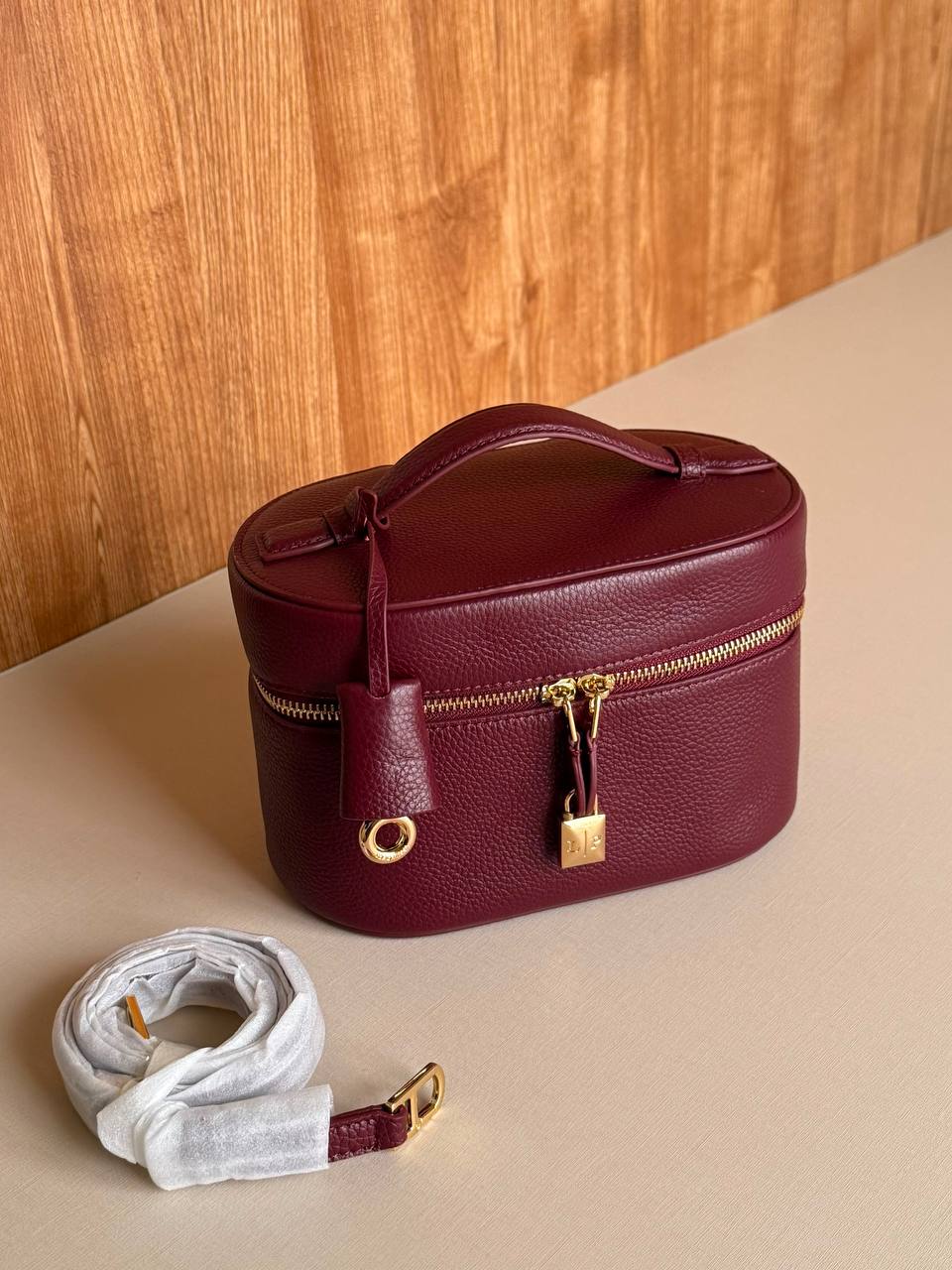 New Collection

 LORO PIANA

 MEKUP BAG 
21cm
330 dhs🇦🇪🇦🇪

Master quality 
With box🎁
Zain167
♥️♥️♥️