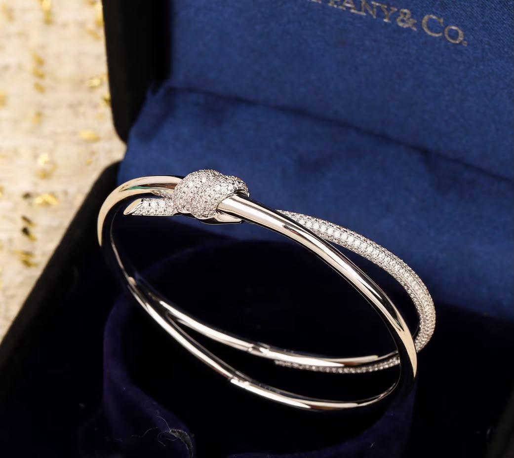 Tiffany 
Bangle 🍁
Master quality 🐦‍🔥
With normal boxes 📦 
90 dhs✅

With master box 🗃️ 
130 dhs✅

Zain216
♥️♥️♥️