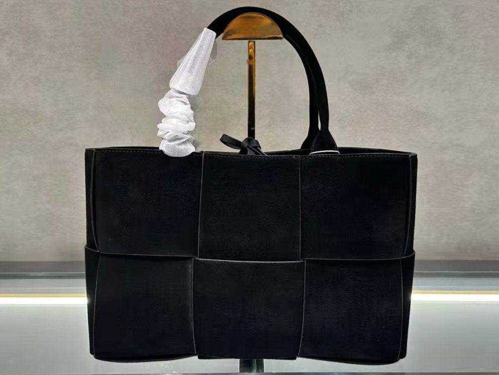 BOTTEGA
 MASTER COPY 
340 dhs✅
leather 

Zain295
♥️♥️♥️