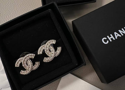 CHANEL ❤️‍🔥*
Earring 🦋
Master quality 💯
With normal boxes 🗃️ 
45 dhs❣️
With master box 📦 
55 dhs❣️

Zain216
♥️♥️♥️