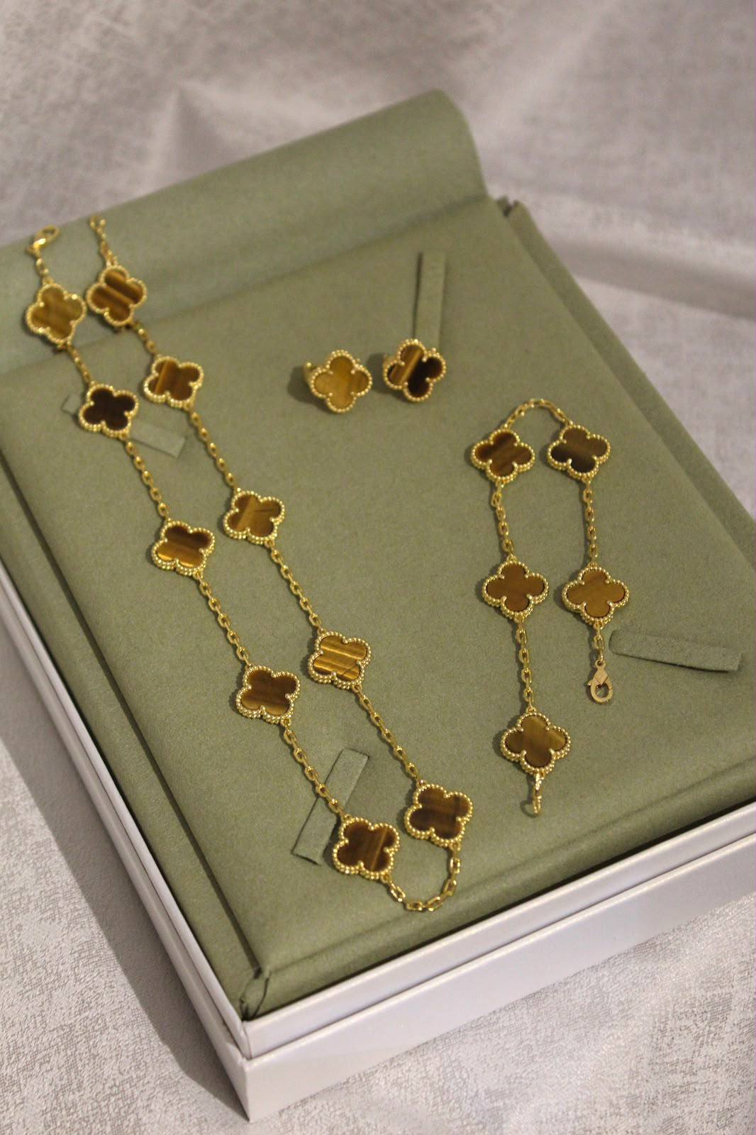 VanCleef & Arpels 💚 -PriceUpdate-
Magic Alhambra Full Set
⁠Necklace 10 Motifs 105Ð
⁠Bracelet 5 Motifs  75Ð
⁠Earings 1 Motif  55Ð
18K gold plated
 Master Quality 
Full Set
 335 dhs🇦🇪with Normal Box
 400 dhs🇦🇪 with Orignal Box
Zain209
♥️♥️♥️