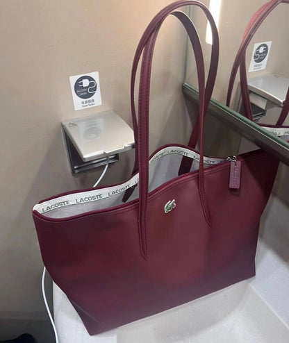 Lacoste
New crocodile-shaped bag, good quality.
Size 45* 28 cm 
50 dhs🪙🌨️

Zain12
♥️♥️♥️