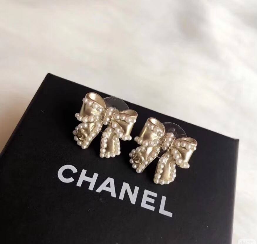 CHANEL❤️‍🔥*
Earring 🦋
Master quality 💯
With normal boxes 📦 
45 dhs✅
With master box 🗃️ 
60 dhs✅

Zain216
♥️♥️♥️