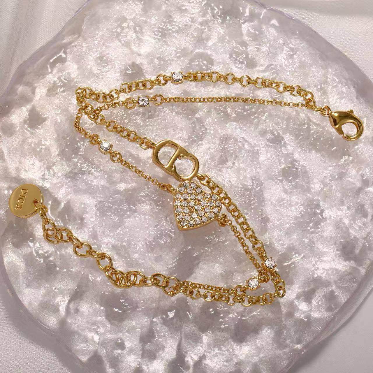 Dior SET❤️‍🔥*
Necklace 🦋
Earring💥
Bracelet 🌸
Master quality 💯
With normal boxes 📦 
130 dhs✅
With master box 🗃️ 
140 dhs✅

Zain216
♥️♥️♥️
