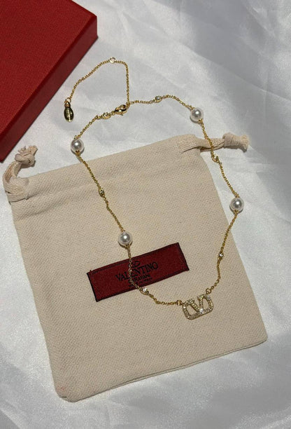 VALENTINO* ♥️
* Full Set
* ⁠Necklace, Earrings & Bracelet 
* Gold-Finish Metal with Stones & Pearl
* ⁠↗️ *Super Master Quality ®️* 🫆
full Set
*270 dhs❤️* with *Normal* Box & Bag
*300 dhs❤️* with *Original* Packaging 🎁

Zain106
♥️♥️♥️