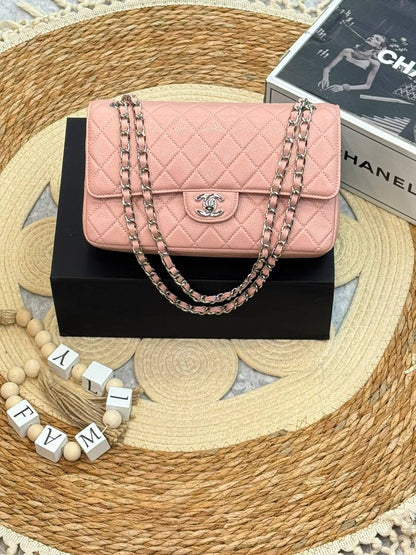 Chanel 
Master ❣️❣️
25Cm With Box 💼
Caviar Silver&Gold Hardware 
250 dhs🇦🇪🇦🇪

Zain131
♥️♥️♥️