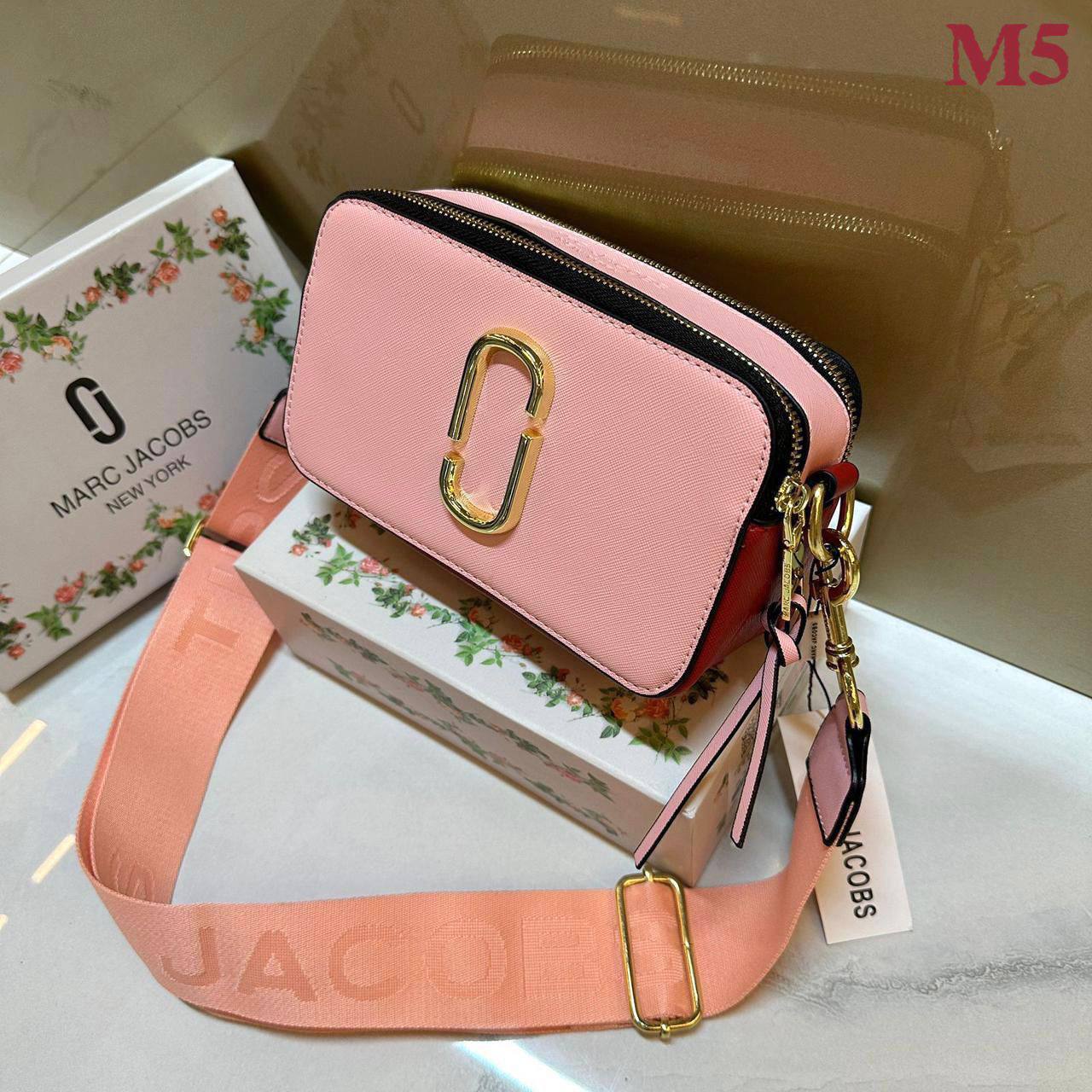 MARC JACOBS 

GOOD QUALITY 

WITH BOX 
🎁🎁🎁

90 dhs🪙🖤

Zain39
♥️♥️♥️