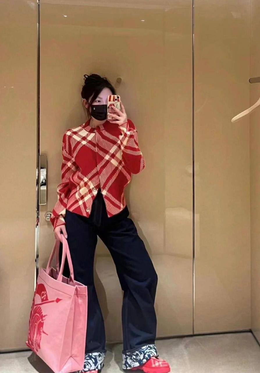 BURBERRY
 GOOD QUALITY 
110 dhs💛

Zain17
♥️♥️♥️