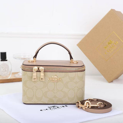 COACH 
NEW CAME GOOD QUALITY 
WITH BOX  
🎁🎁🎁

90 dhs🪙💕
SIZE: 17.5cm

Zain39
♥️♥️♥️