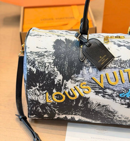 LOUIS VUITTON 

TRAVLLING  BAG


NEW DESIGN 

MASTER QUALITY 

250 DHS……(with leather)

Zain295
♥️♥️♥️