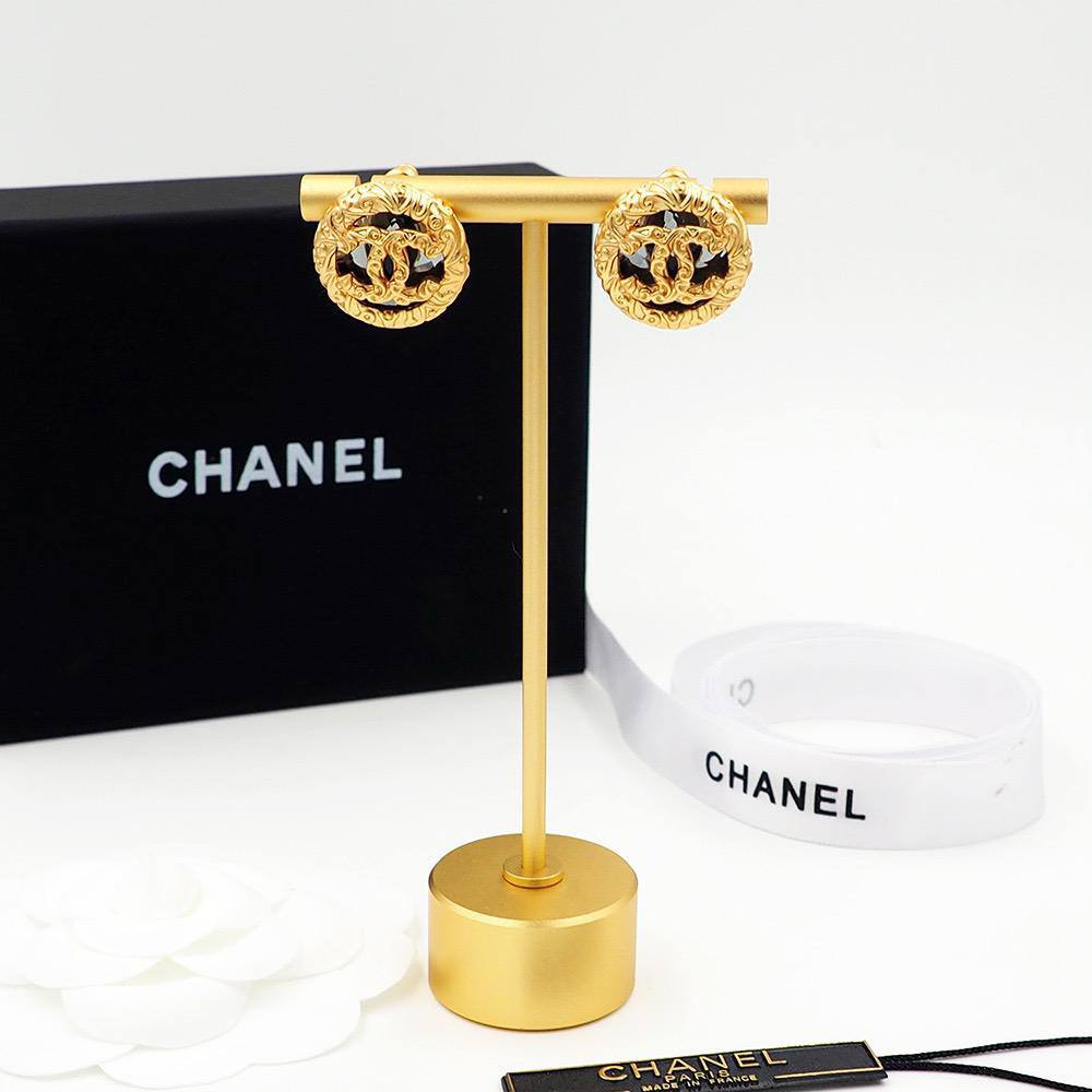 CHANEL 🐦‍🔥*
Necklace ❤️‍🔥
Earring 🦋
Master quality 💯
With normal boxes 📦 

And paper bag 🛍️
105 dhs🪙🌺

With master box 🗃️ 
120 dhs🪙🌺

Zain216
♥️♥️♥️