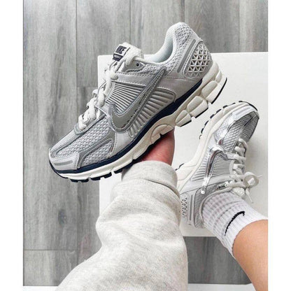 NIKE Zoom Vomero 5 "Metallic Silver"🪙🤍
36-45 AVAILABLE 🤩
180 dhs✅

Zain242
♥️♥️♥️