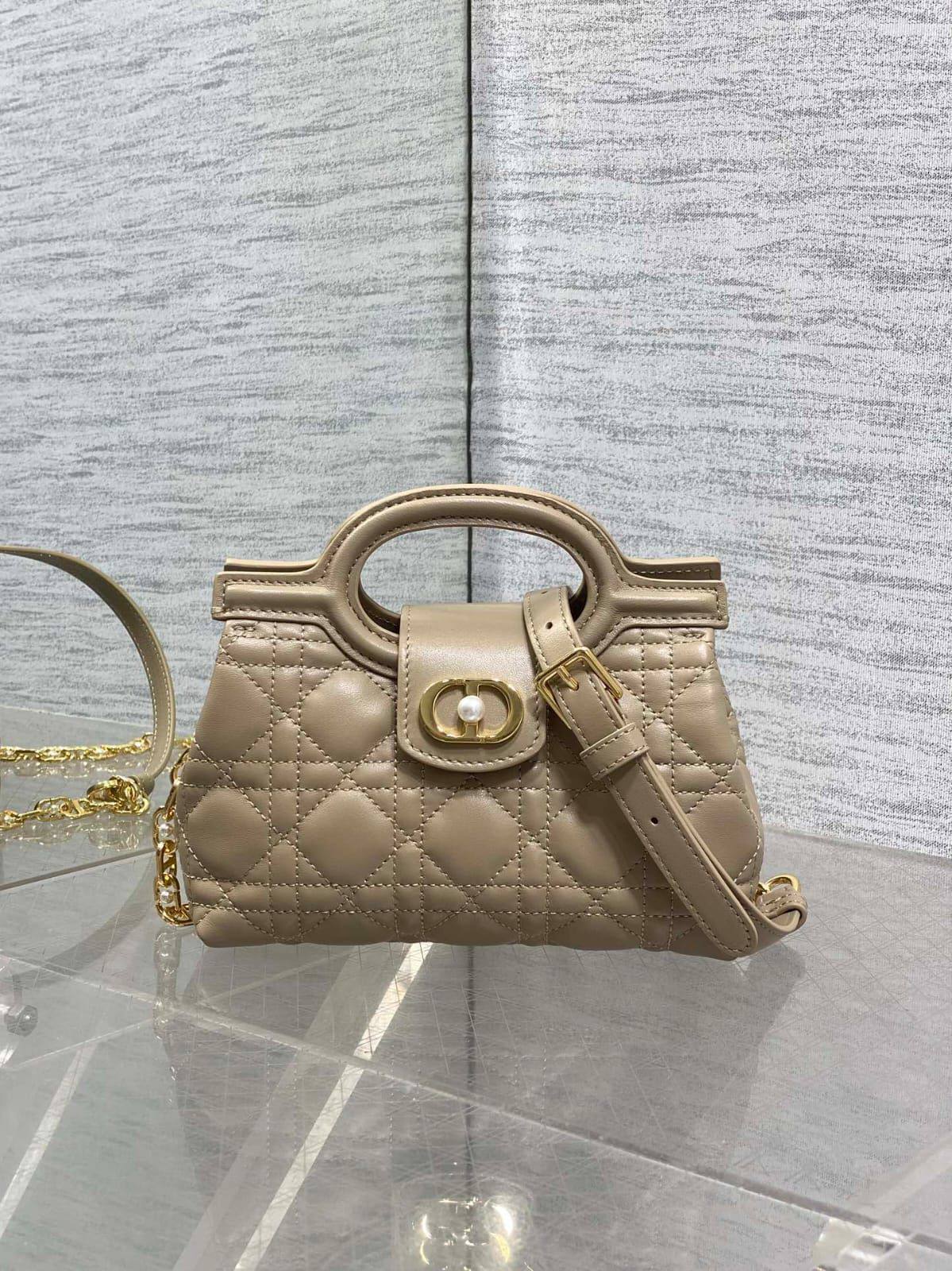 Dior Jolie Top Handle Mini Bag✅*
*Size 18 cm*
*Super Master*
For Price 👇 WTSP Text Zain 0568585901

Zain274
♥️♥️♥️