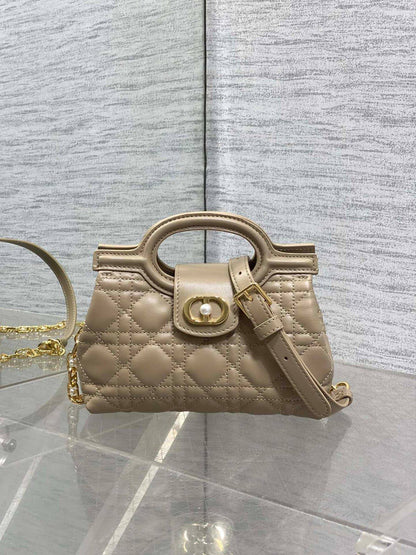 Dior Jolie Top Handle Mini Bag✅*
*Size 18 cm*
*Super Master*
For Price 👇 WTSP Text Zain 0568585901

Zain274
♥️♥️♥️