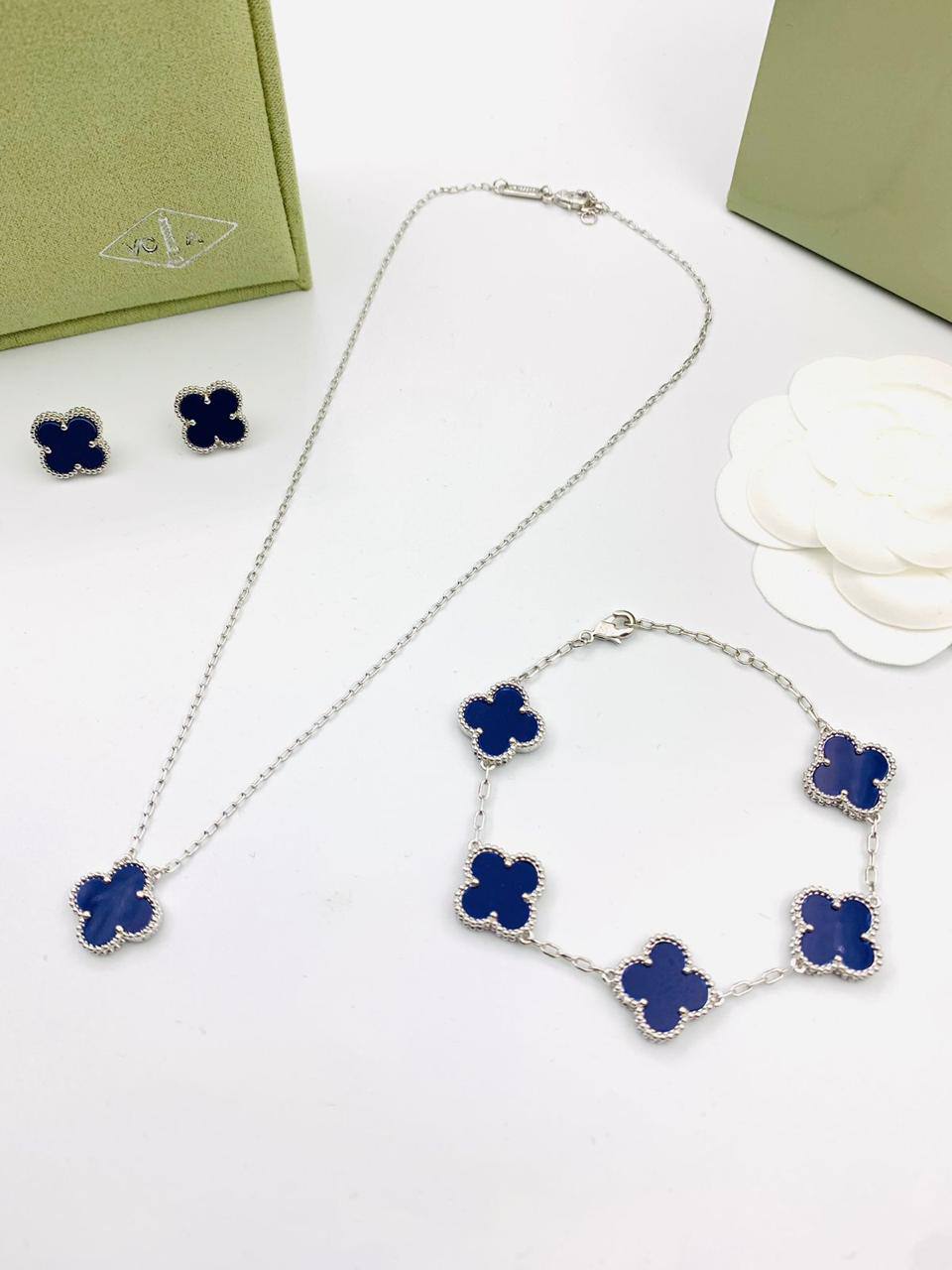VCA Set*_🌼💫
*NECKLACE 1 FLOWER*
*BRACELET 5 FLOWER*
*EARRING   1* *FLOWER*  
145 dhs❤️
       _*WITH*_
    *Good Box* 📦

Zain89
♥️♥️♥️