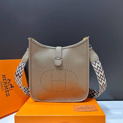Hermes

25*24*12  cm

With box
🎁🎁🎁

80 dhs✅

Zain17
♥️♥️♥️