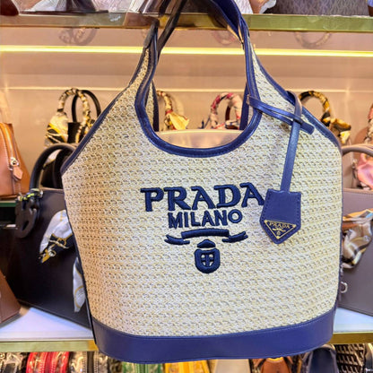 PRADA 
NEW CAME 
GOOD QUALITY 
100 dhs🪙🌨️
SIZE: 28cm 

Zain39
♥️♥️♥️
