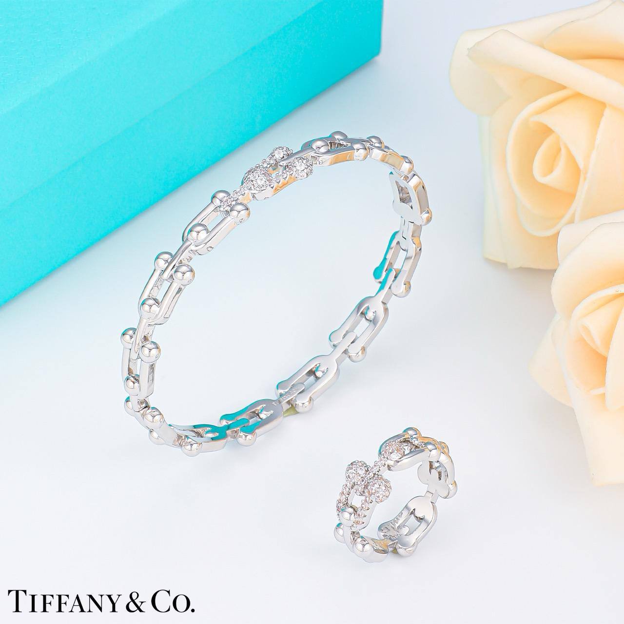 Tiffany ❤️‍🔥 *
Bangle 🍁
Ring 💍 size available 👇
6,7,8,9🔥

With normal boxes 📦 
90 dhs🪙🌨️

With master box 🗃️ 
130 dhs🪙🌨️

Zain216
♥️♥️♥️