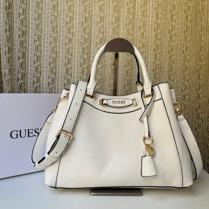 Guess tote
Size: 34 * 24 * 12 cm
95 dhs🪙💕

Zain115
♥️♥️♥️