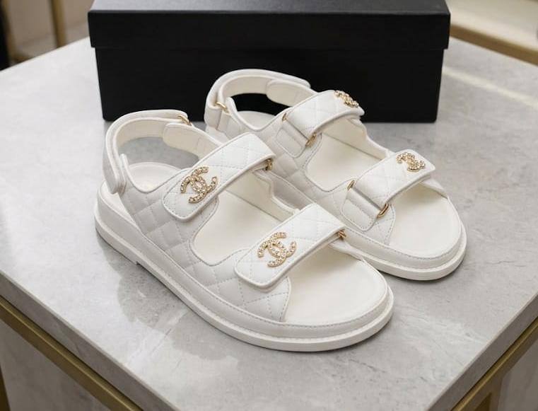 Chanel Lady 
Good Quality 🥰
Withbox & Paper Bag🛍️ 
110 dhs💓

Zain40
♥️♥️♥️