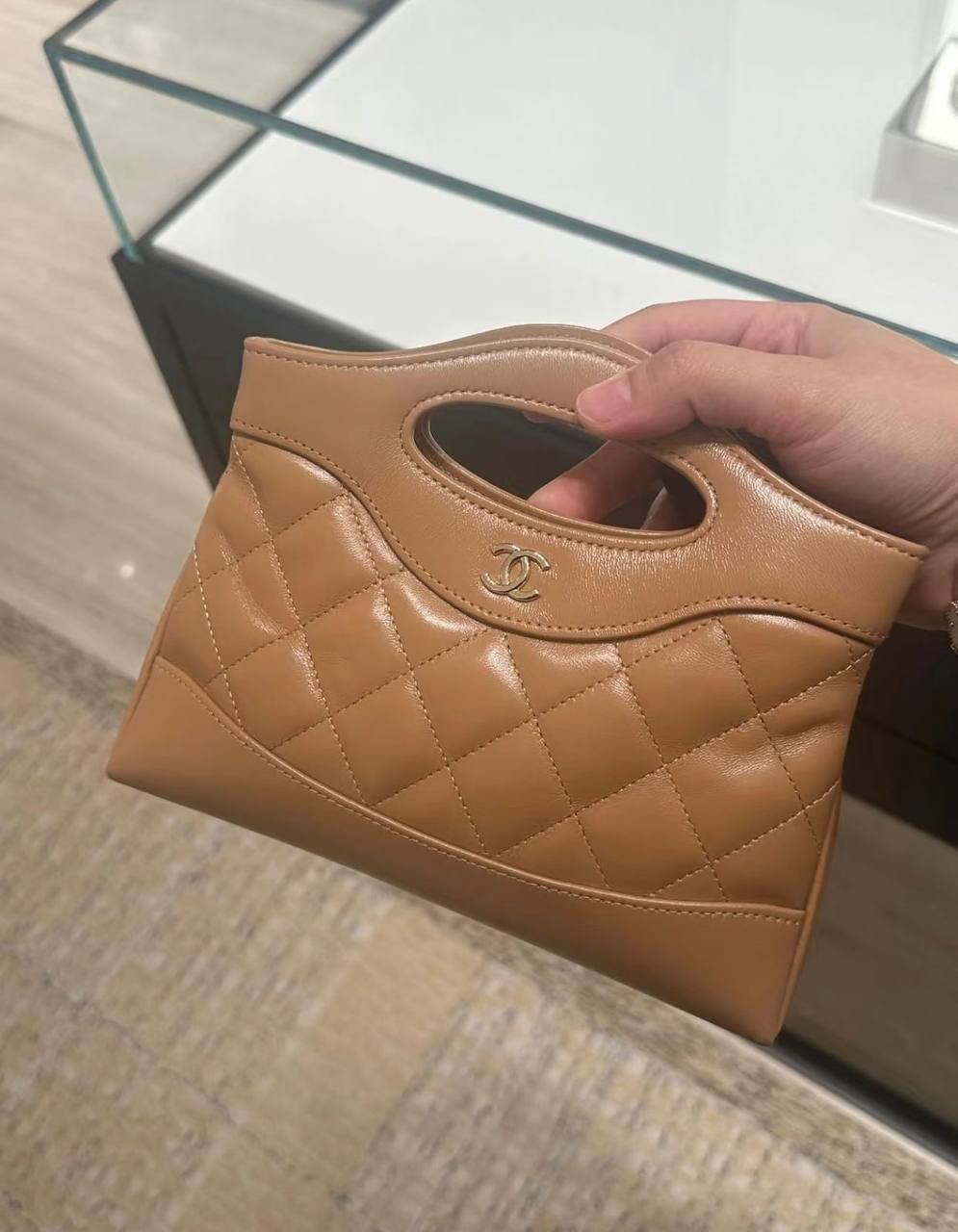 Chanel 
good quality, 
comes with box, 
🎁🎁🎁

size... 21*16 cm 
90 dhs✅

Zain12
♥️♥️♥️
