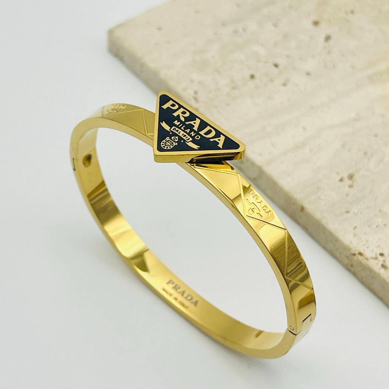 New arrival 
Prada Stainless steel with 18k gold plated bangle 
35 dhs🪙🌨️

Zain243
♥️♥️♥️
