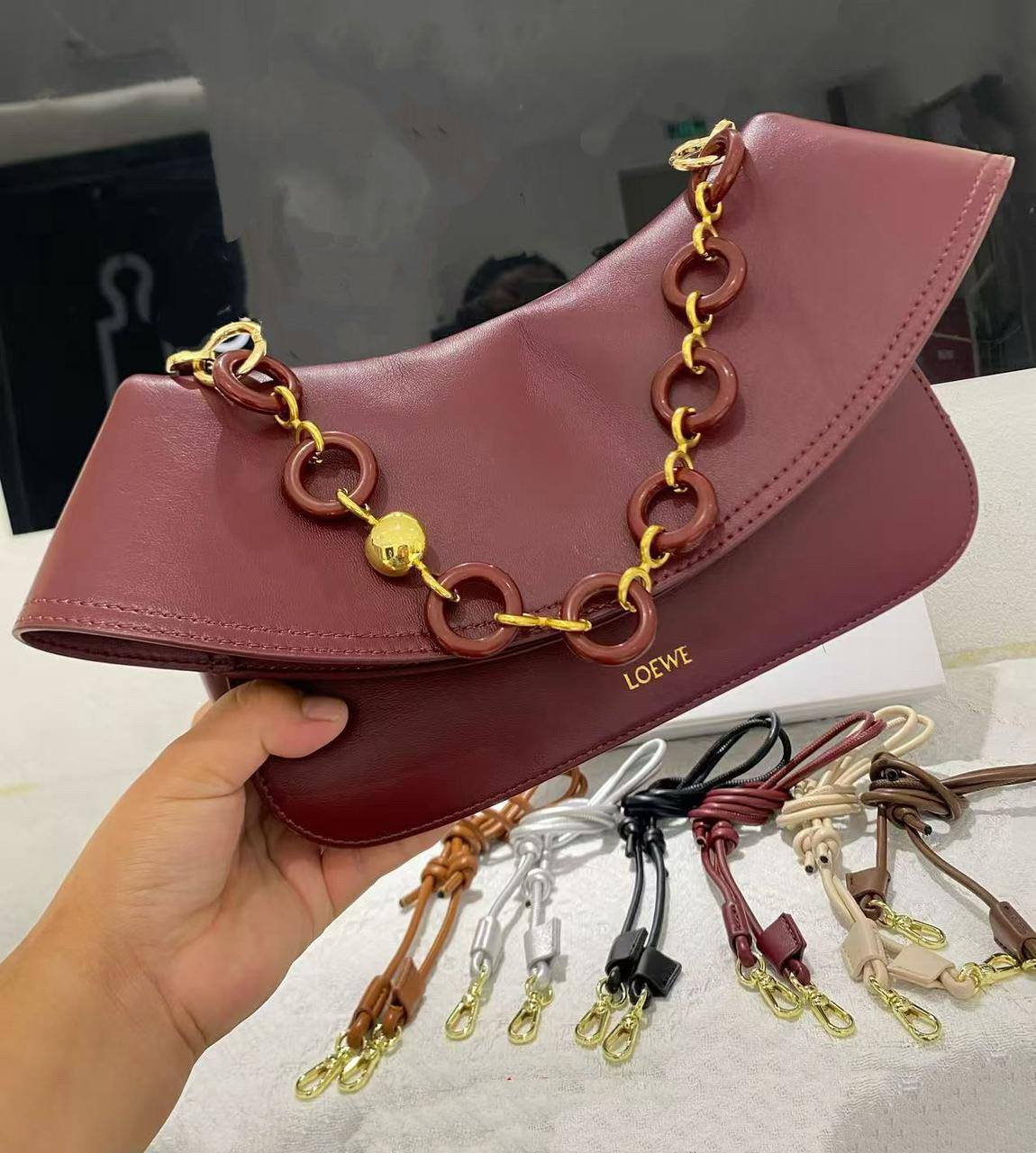 LOEWE 

COPY ONE NEW CAME 
WITH BOX 
🎁🎁🎁

155 dhs🪙🖤

Zain39
♥️♥️♥️