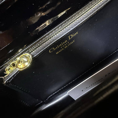Dior
24*15*5 cm

95 dhs❣️
with box
🎁🎁🎁

Zain17
♥️♥️♥️